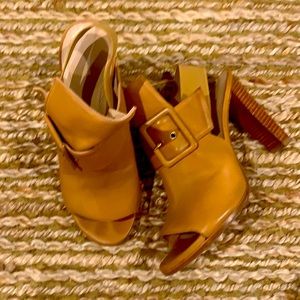 Stuart Weitzman beige leather sling back. 7M